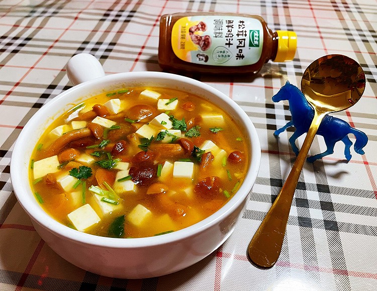 松茸鸡汁滑子蘑西红柿豆腐汤的制作方法图1