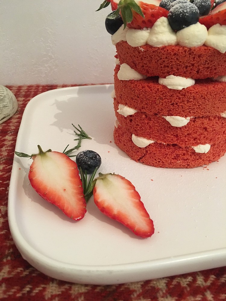 草莓红丝绒蛋糕。图2