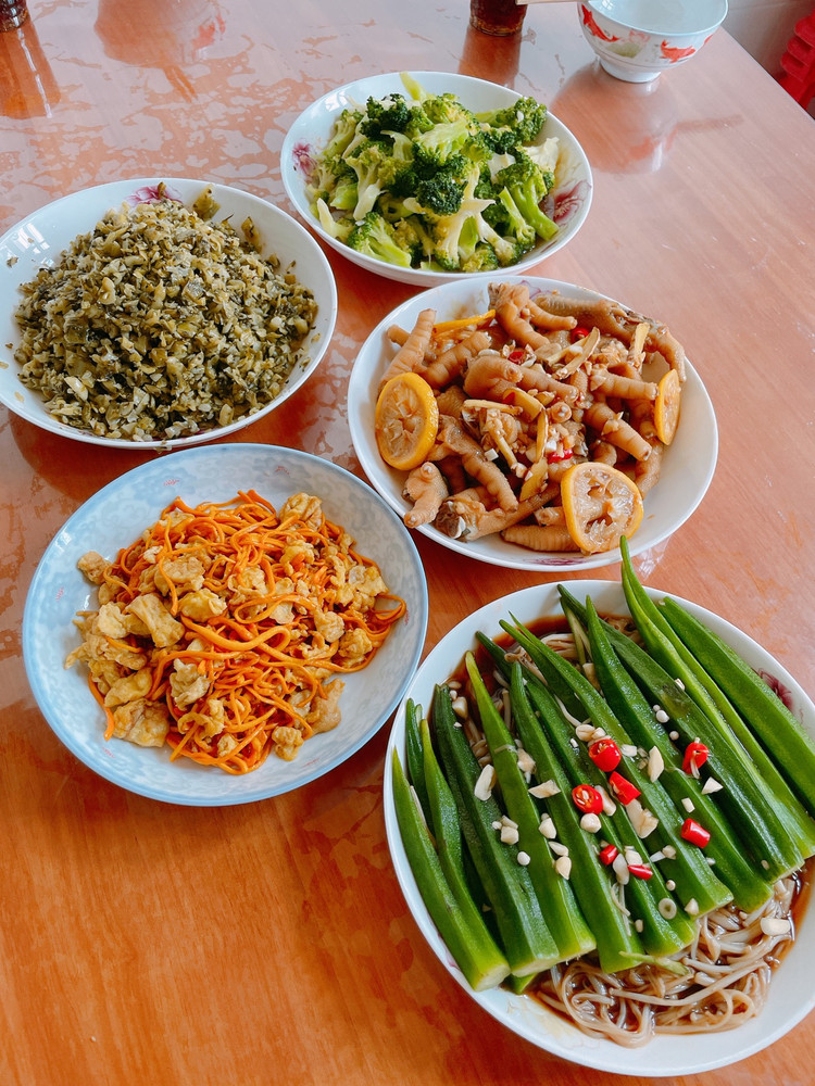 五一在家 不用自己动手做饭了 一回家饭菜就丰富起来了 每天饭都能多吃两碗 1.虫草花炒鸡蛋 2.金针菇➕秋葵3.西兰花🥦4. 柠檬🍋鸡爪5. 酸梅菜（巨下饭）图5