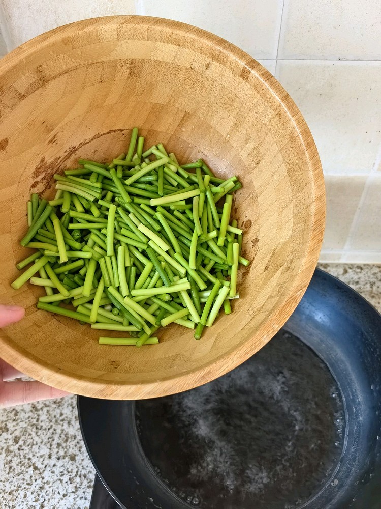 腊肠炒蒜苔图3