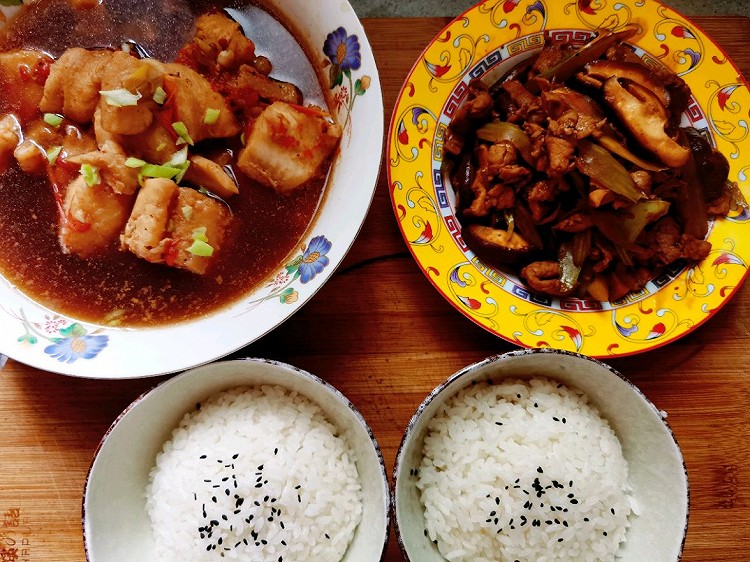 今日午餐～茄汁巴沙鱼+香菇西芹炒肉片+芝麻米饭图3