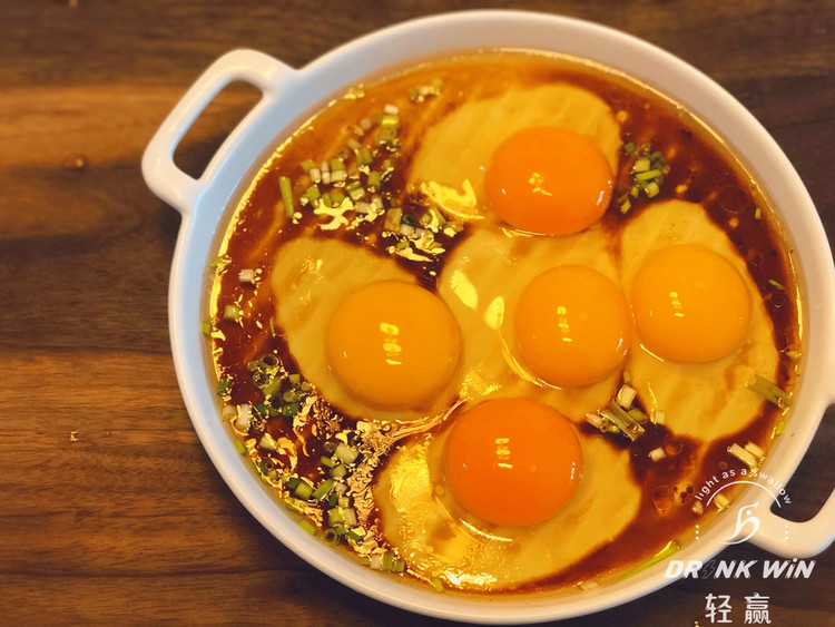 【减脂！鸡蛋蒸】文曦送了我一箱鸡蛋咦😋惊喜包装专业，鸡蛋均匀分布在泡沫箱中难能可贵之处，泡沫箱没有任何异味鸡蛋小小的，每一枚都有可追溯的编码体验感极好👍做了道小时候妈妈的味道，鸡蛋蒸还依稀记得，小学那会同学们聚餐妈妈这道“鸡蛋蒸”，征服了全班同学的味蕾。我是花卷爸，减脂美食实践家带你一起吃得好，瘦得快一起来玩吧VX：SeedSugar【食材准备】斑马初生蛋5个、生抽10克、花生油5克、小葱2根。准图4