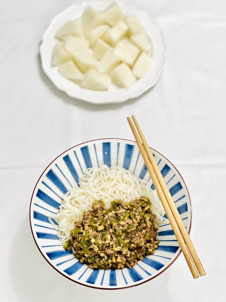 #早餐 青椒杏鲍菇牛肉末拌面🍜 秋月梨🍐图2