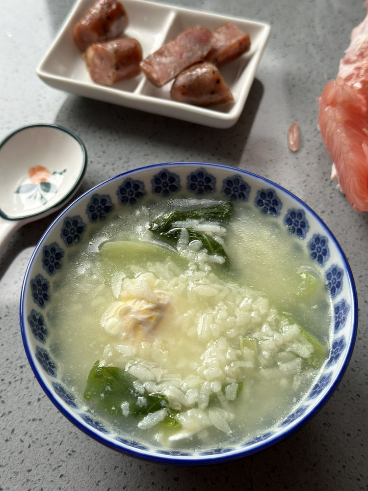 认真吃早餐：青菜汤饭，烤肠。祝大家早餐愉快！图4