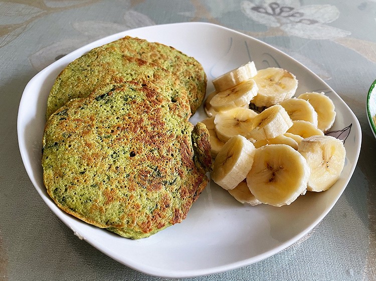 朴素的食材往往只需要最高端的烹饪方式[捂脸]，一把黄豆成就了一顿完美早餐，小火慢熬豆浆，豆渣金针菇菠菜饼，一举两得，简单快手。图3