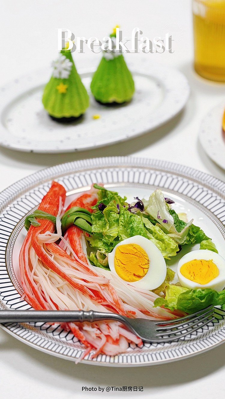 Dec. 十二月｜2025.12.10 星期三｜十月廿一◇²⁰²⁵ |  breakfast 真正的自我，不需要外界的掌声来确认。遵从内心的指引，敢对自己不愿意的事说“不”，不在意他人的质疑诋毁否定，不再寻求他人认可。别人对你嚼舌根，敢于继续埋头走自己的路。当你不再向外求，你才真正拥有了自己。 早安！今日早餐：🌟茉莉花茶🍵🌟圣诞树小蛋糕🎄🌟果冻橙🍊🌟蟹柳沙拉🦀今天你好好吃饭了吗？祝你怎么吃都不胖！图7