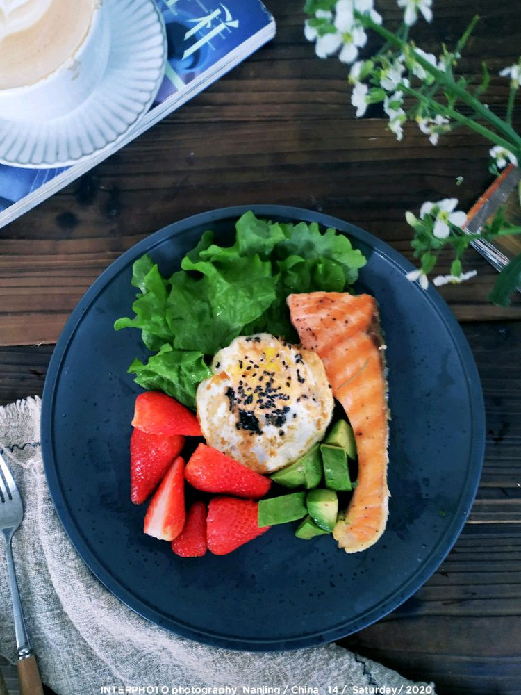  🌸 用心甘情愿的态度，过随遇而安的生活。早安！🌸 三人食早餐：韭菜盒子，黑椒三文鱼，草莓，牛油果，芒果，清炒西葫芦丝，煎蛋，蒸蛋羹，豆浆，咖啡拿铁，周末愉快🌹 🌹 🌹图1