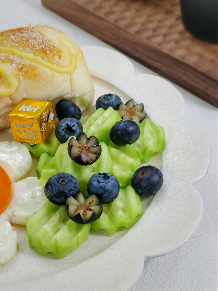 早餐🥣🥄：「卡仕达椰蓉面包」「太阳蛋」「黄瓜🥒」「蓝莓」「奶酪」「咖啡☕」带一颗微笑的心开启今日的美好，感恩生命中所有的遇见，早安！图4