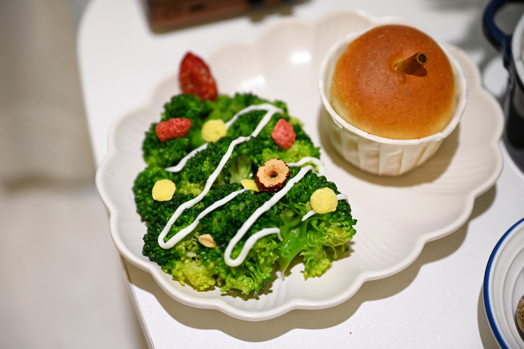 #家有小学生早餐打卡D663#平安果面包、西兰花、鹌鹑蛋、牛奶麦片。过节了，弄个西兰花凹个造型应个景。[嘿哈][嘿哈]图2