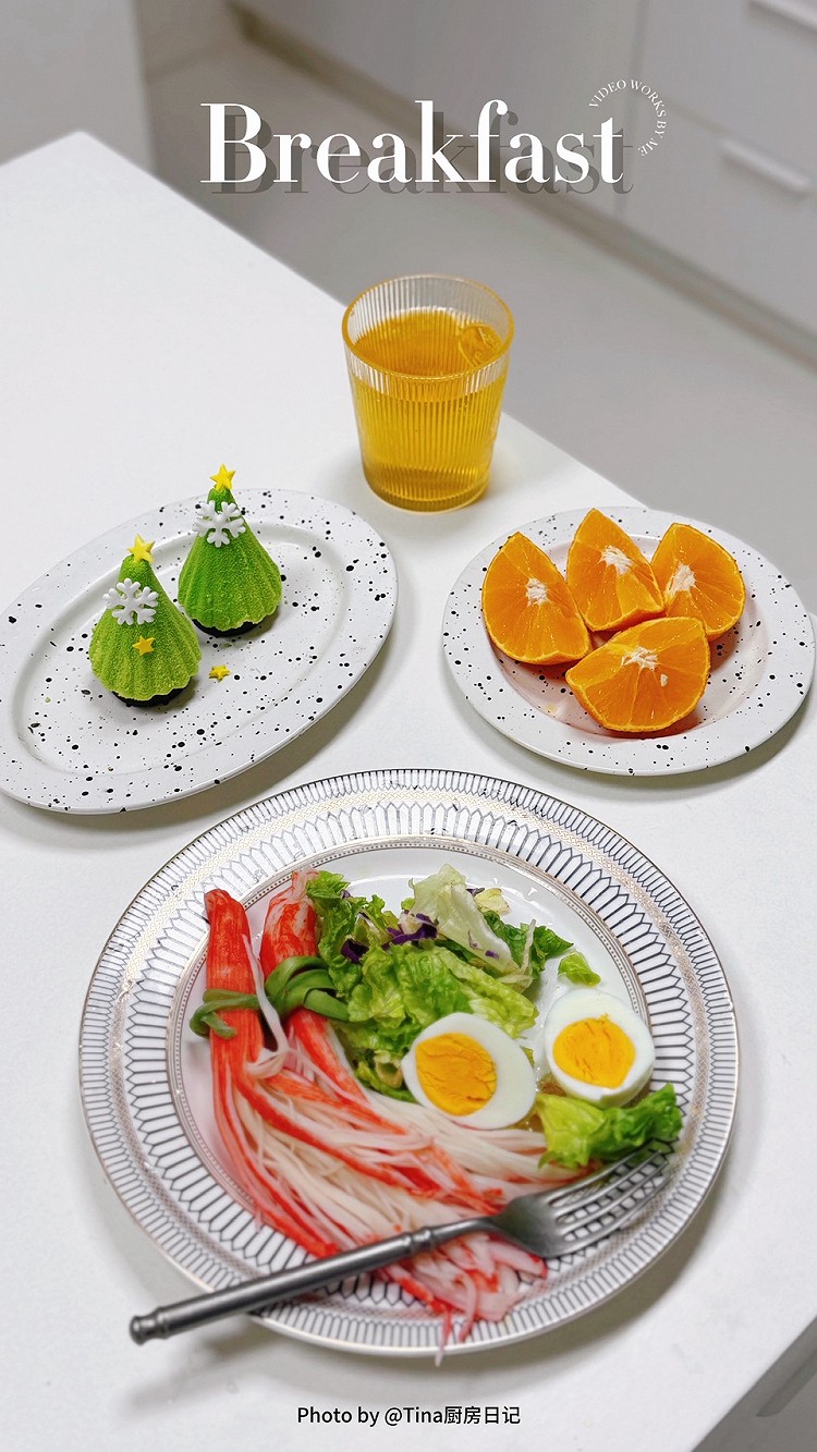 Dec. 十二月｜2025.12.10 星期三｜十月廿一◇²⁰²⁵ |  breakfast 真正的自我，不需要外界的掌声来确认。遵从内心的指引，敢对自己不愿意的事说“不”，不在意他人的质疑诋毁否定，不再寻求他人认可。别人对你嚼舌根，敢于继续埋头走自己的路。当你不再向外求，你才真正拥有了自己。 早安！今日早餐：🌟茉莉花茶🍵🌟圣诞树小蛋糕🎄🌟果冻橙🍊🌟蟹柳沙拉🦀今天你好好吃饭了吗？祝你怎么吃都不胖！图3