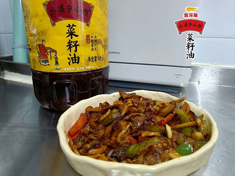 下饭小炒:青红椒五花肉小炒蘑菇！图1