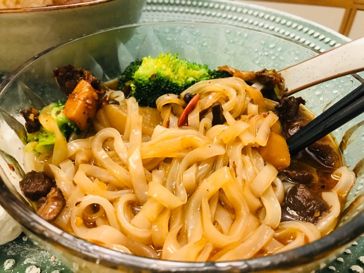 萝卜炖牛腱子肉，用牛油炒盖码或者直接喝萝卜汤都可！图2