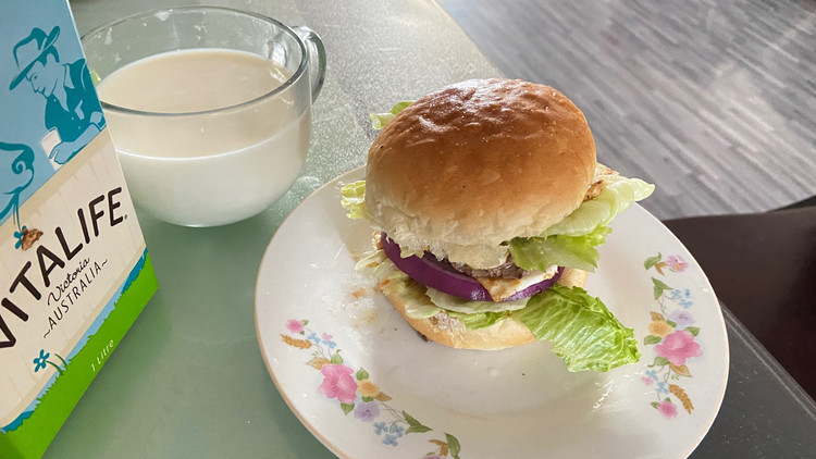 今日早餐~自制汉堡包🍔+牛奶图1