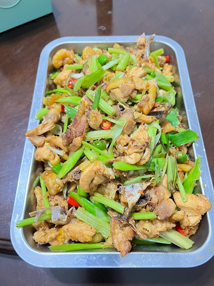 广西美食：图一干锅鸡，图二酸粥炒麻菜，图三广西干捞榨粉图1