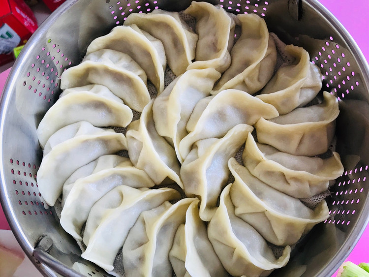 蒸饺、蘸酱菜、玉米面粥图1
