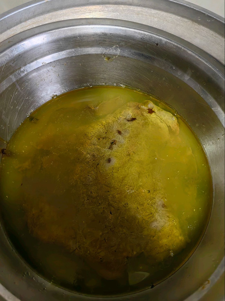 清蒸的盘下面要放一个盆，把上面的油去掉，加点枸杞，鸡汤非常补图2