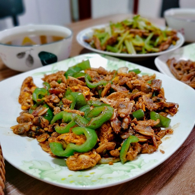 蔚妈家的美味晚餐🥣 芹菜炒肉，青椒鸡蛋炒蛤蜊肉，酱牛肉，绿豆汤，主食是南瓜馒头，终于周五了，终于可以坐下来好好吃顿饭😋图2