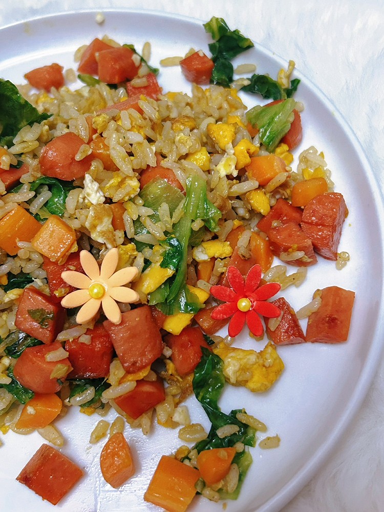 #高中生的打包早餐​​🌸​🍳早餐盘里的小确幸今天的早餐是“把春天拌进饭里”——火腿蔬菜蛋炒饭裹着蛋香，配一杯暖乎乎的南瓜糊，再挖几颗酸甜的莓果和葡萄解腻~其实生活就像这盘炒饭呀，看似普通的食材凑在一起，就能炒出热闹的香气；就像日常里那些不起眼的瞬间：睡醒时的阳光、咬到甜草莓的脆响、炒饭里突然吃到的胡萝卜丁…把这些细碎的甜攒起来，日子就会亮晶晶的✨早安～​​今日早餐:​✨炒饭✨南瓜糊✨草莓、蓝莓、葡图3