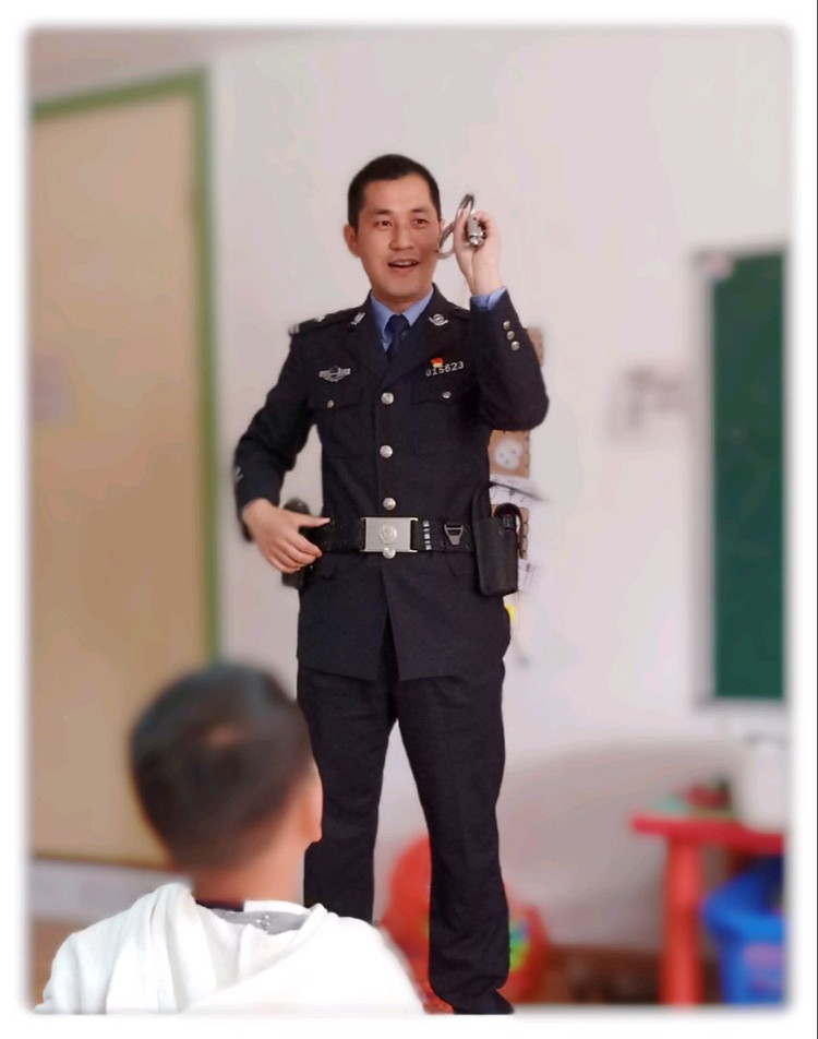 👮“爸爸”进课堂图2