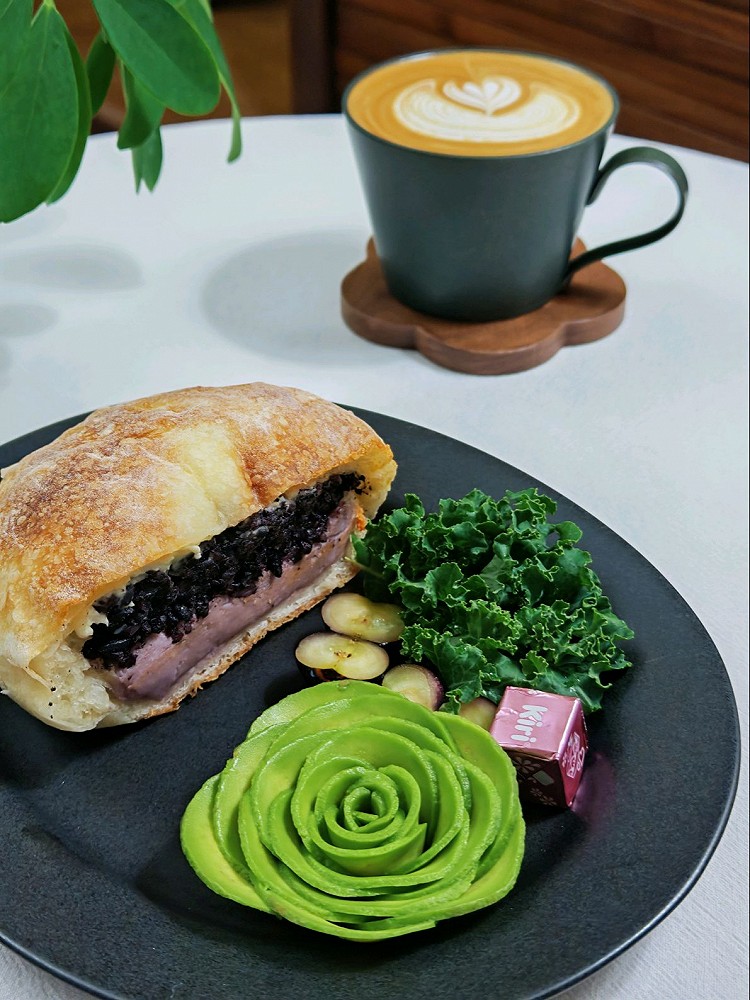 早餐🍽：☆紫米芋泥奶酪恰巴塔☆羽衣甘蓝☆奶酪☆蓝莓🫐☆牛油果🥑☆咖啡☕️✨“日子慢慢过，自在最难的”图1