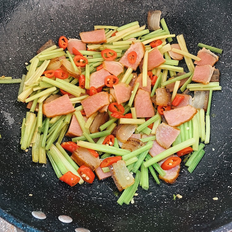 芹菜梗炒湖南腊肉图3