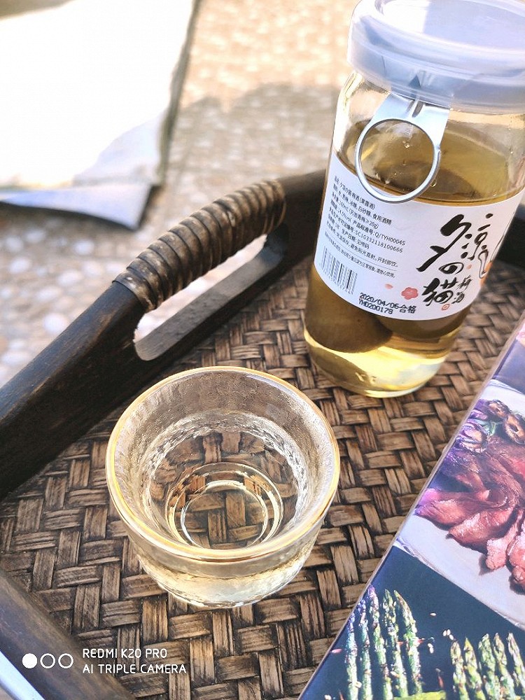 说好的看会儿书，原来还是本儿关于吃的书。这酒太好喝了。图1