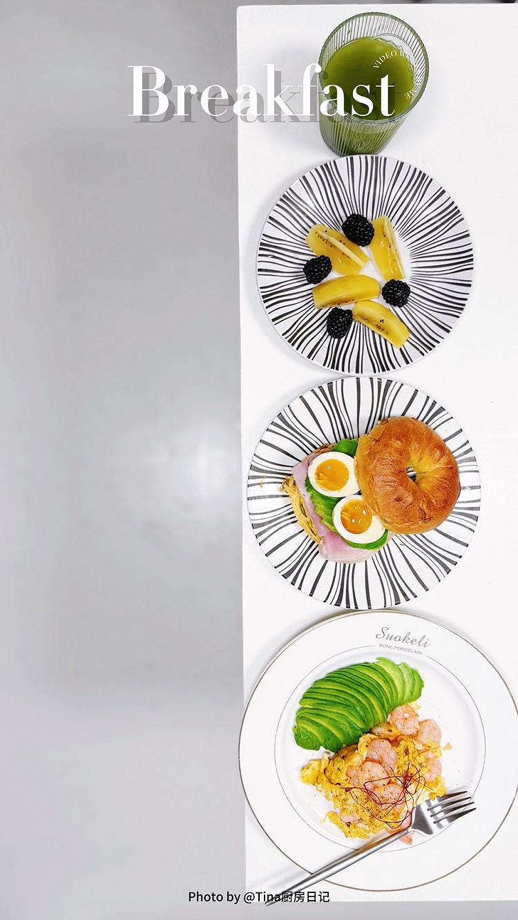 Nov. 十一月｜2025.11.27 星期四｜十月初八◇²⁰²⁵ |  breakfast 小时候，我们总以为：只要有人懂我们、护我们、替我们扛，生活就不会太难。可越长大越明白——真正能带你走出去的，不是谁给你的安全感，而是你亲手长出来的底气。 早安！今日早餐：🌟羽衣甘蓝汁🥬🌟牛油果火腿贝果三明治🥯🌟猕猴桃🥝🌟树莓🌟牛油果🥑🌟虾仁滑蛋🍤今天你好好吃饭了吗？祝你怎么吃都不胖！图2