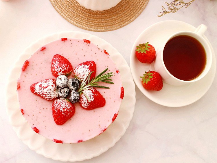 女神节宠爱自己，做一道酸奶草莓慕斯吧图2