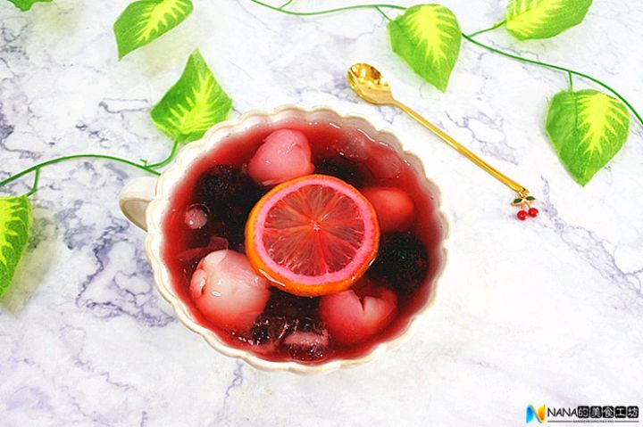 杨梅荔枝饮，也叫杨梅荔枝妃子饮，酸甜又冰霜，不仅能喝还能吃，是夏日里醒神的健康饮品图1