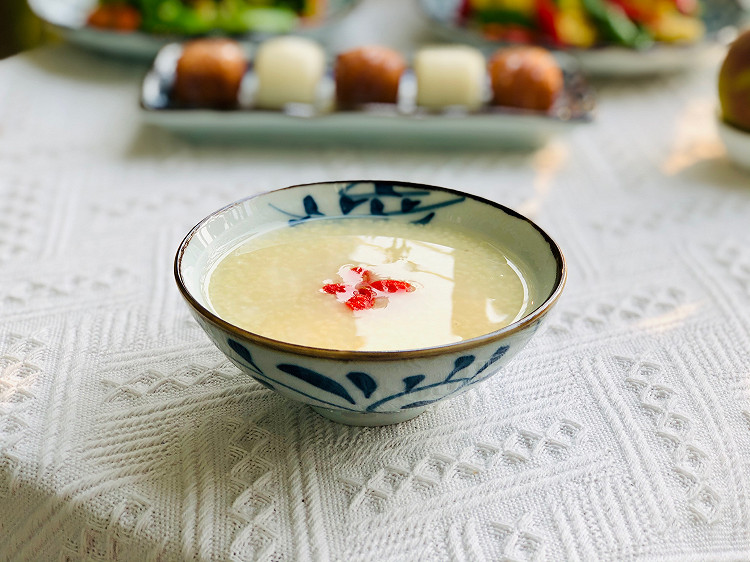 今日早餐：小米粥+金银馒头+蒜蓉西兰花+青红椒炒鸡蛋+蜜桃图3