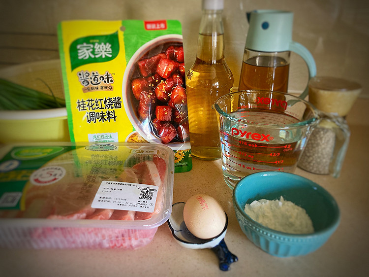 便当盒已经准备就绪！本帮老味道葱㸆大排，还要加个蛋一起吃，这个㸆字真是难找，其实就是大火快速收汁的意思，大排吸收了小葱的香气真是太好吃了！图2