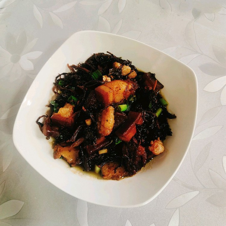 梅干菜红烧肉做法:五花肉清洗干净，切成小块，放入锅中煸炒出油脂(把多余的油脂倒出来！），盛出来备用！用锅里剩下的油脂炒个糖色，再放入煸炒好的五花肉翻炒均匀，放入生抽，老抽，蚝油翻炒均匀，再放入生姜，干辣椒，八角，桂皮，香叶，倒入一罐啤酒，再放入适量的开水大火煮开！倒入电压力锅中，再放入提前泡好的梅干菜，(再加入适量的开水，开水要没过食材即可！)，盖上盖子，按炖肉键！时间到了，气压阀落下，打开盖子，图7