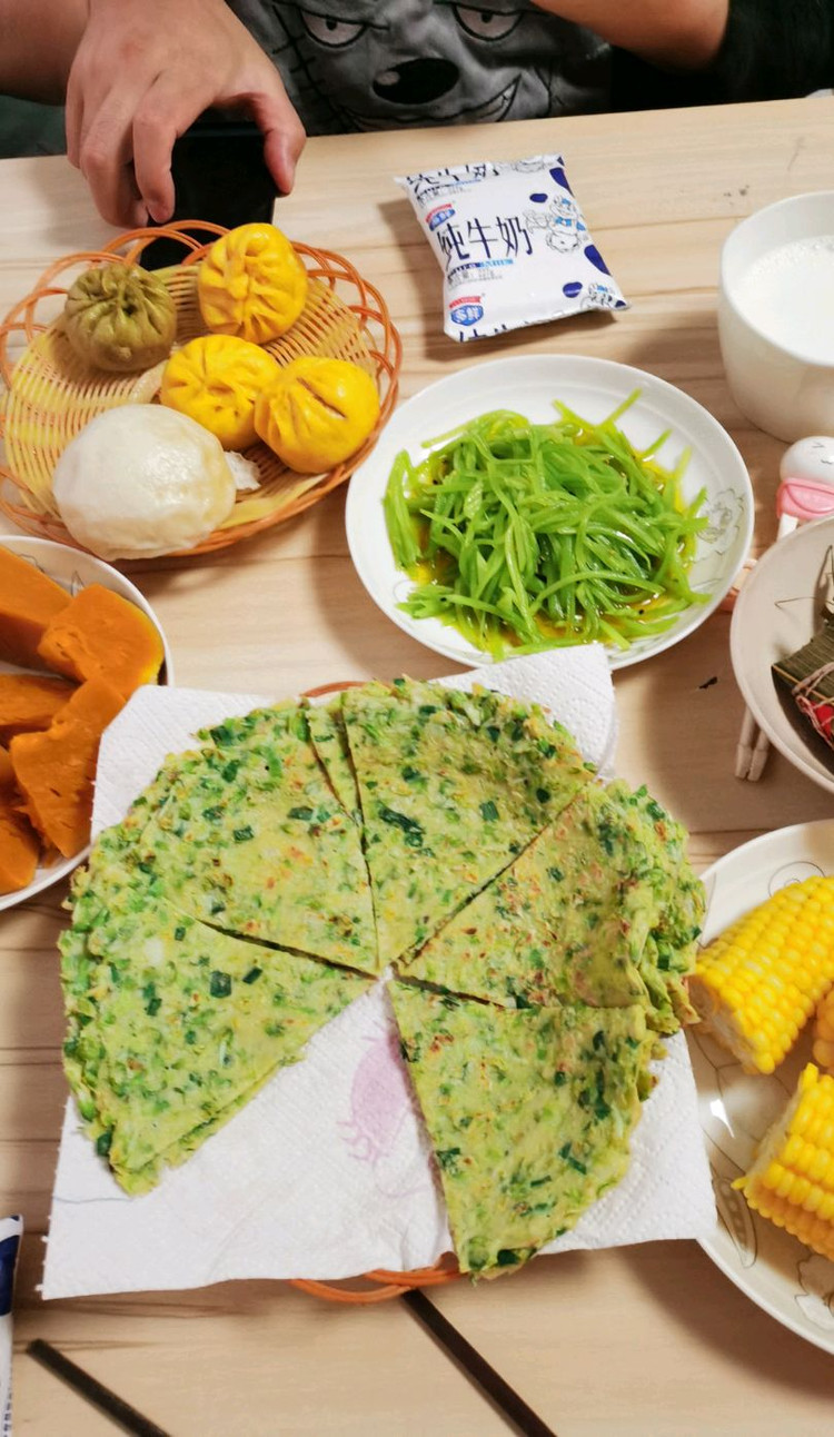 春天的味道！早上用槐花煎几张鸡蛋饼！还没做完就被儿子偷吃几片图2