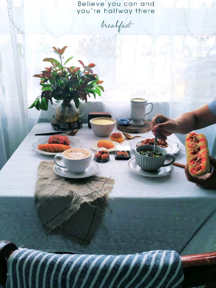 二人食早餐:火龙果汁炒饭，火腿面包，秋葵蒸蛋羹，桃子，玉米糊糊，咖啡☕️ 拿铁，周末愉快❤️ 🌹 🌹 🌸 一杯咖啡苦不苦，不在于你放没放糖，而在于你用没用心去搅。一段爱情美不美，不在于你是否开始，而在于你是否忘记过去。不要轻易说爱，也许诺言就会成为伤害，但也不要轻易说不爱，也许幸福就被你关在门外。 图9