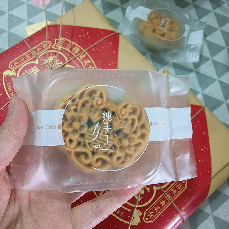 月饼回归传统老式包装，简约又不失节礼。非常喜欢！图3