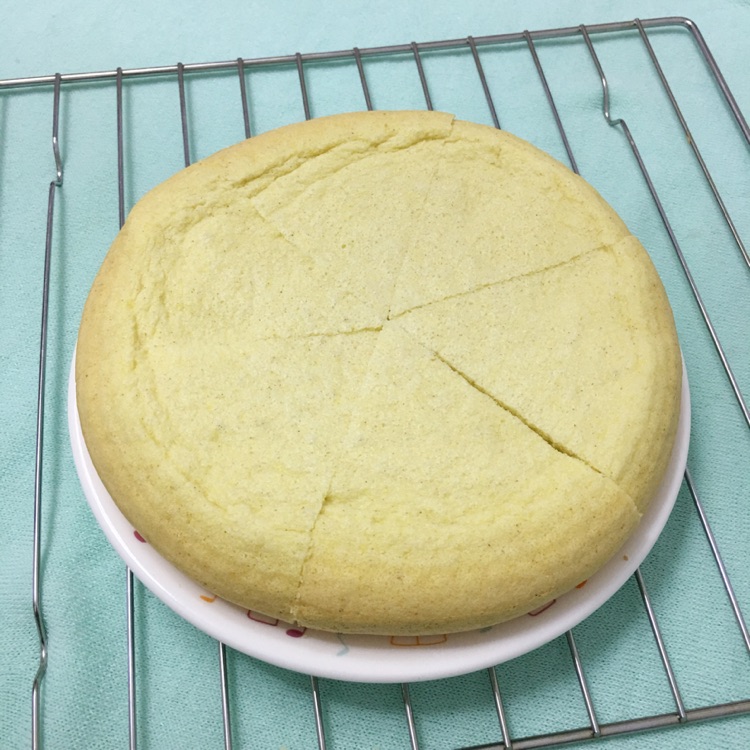 小米蛋糕，营养丰富，巨好吃。轩轩喝了180毫升奶，连着吃了2块还不够。图5