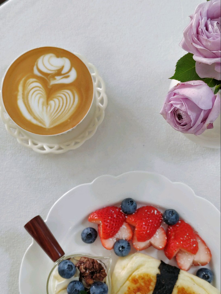 早餐：「熏鸡芝士」「草莓🍓」「蓝莓」「酸奶杯」「咖啡☕」家里种的蓝色风暴还在开花，剪几朵带回来插瓶图5