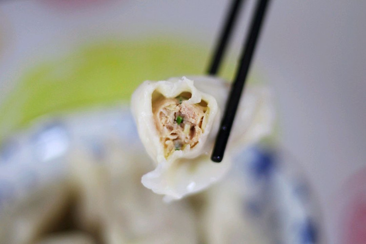 周末的早餐：饺子、胡萝卜炒鸡蛋包菜、牛奶冰箱里有储备的干粮就是方便，早上起来懒得折腾就直接煮几个上周末包的饺子，一个锅煮饺子，另外一个锅炒菜，等待饺子煮好菜也炒好，最后热一杯牛奶，美味的早餐就端上餐桌图3