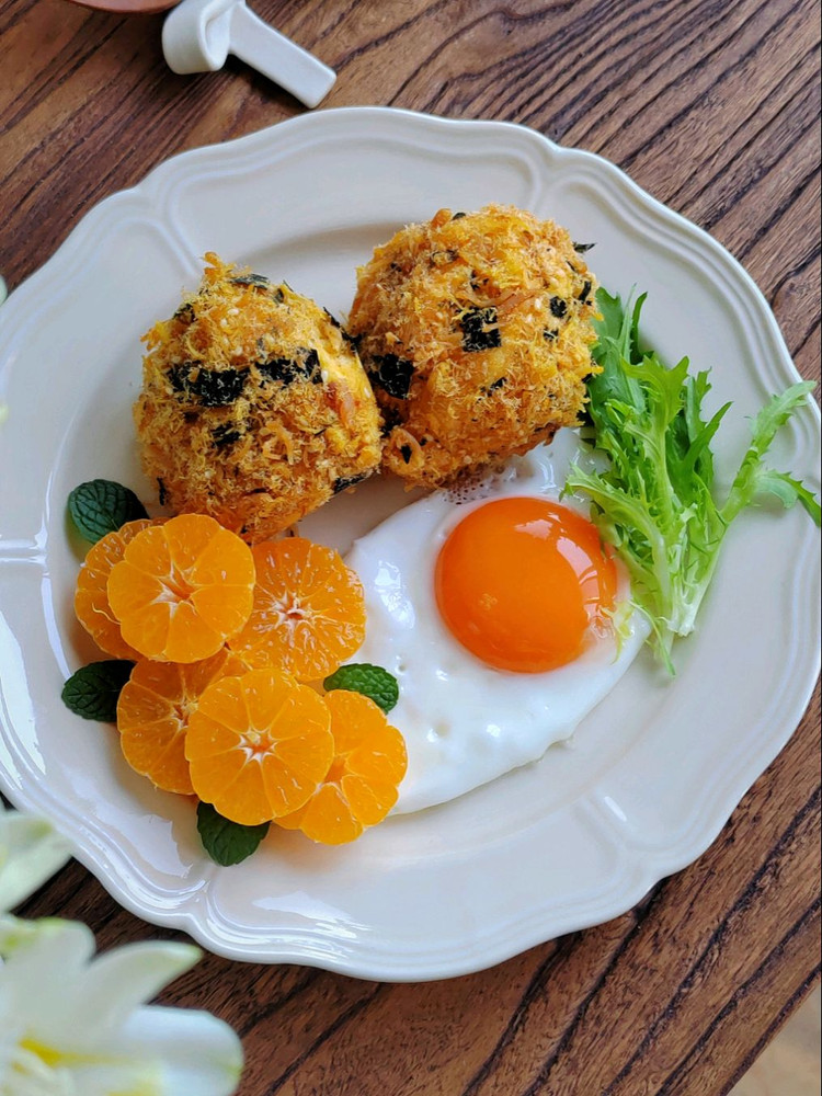 早餐𓎩𓌉𓇋 ‎：☆肉松小贝☆砂糖橘🍊☆荷包蛋🍳☆苦菊☆豆沙小圆子☆咖啡☕🍭自己做的红豆沙甜度可以控制，再搓点小圆子，喜欢呀图6