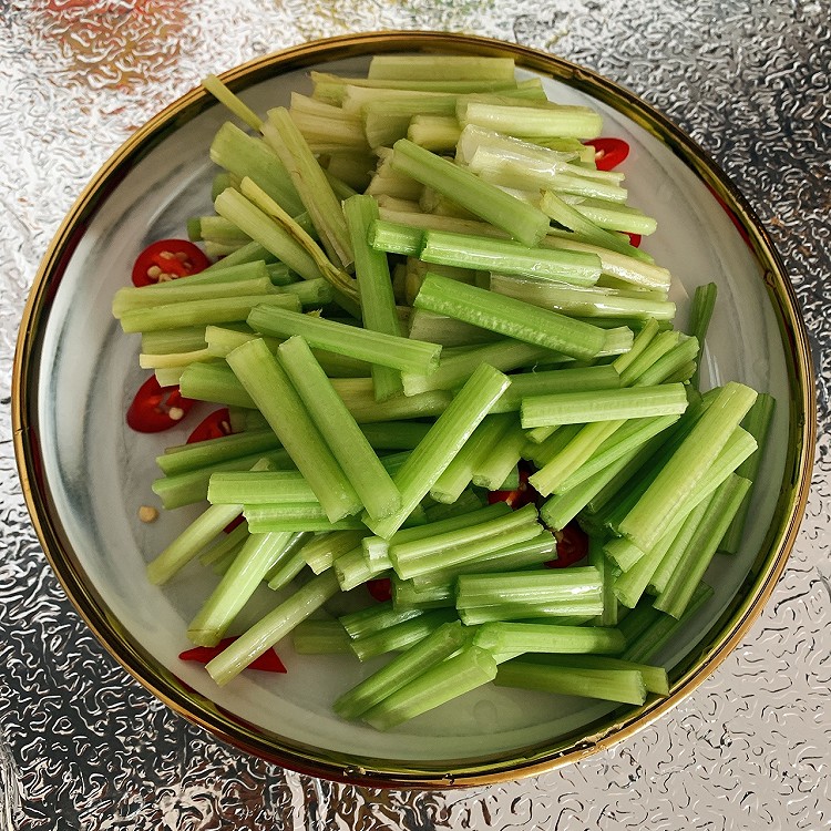 芹菜梗炒湖南腊肉图1