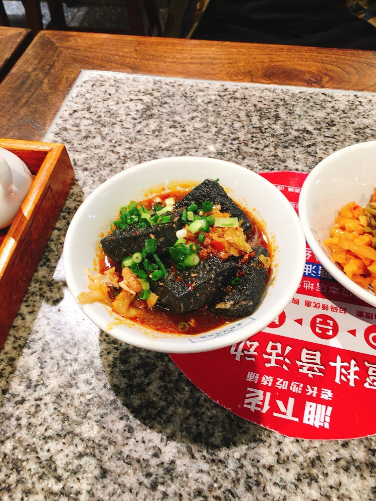 2021.11.26长沙小吃： 老长沙吃货铺臭豆腐➕鸭头 是真的好吃😋甜酒酿也好喝 .. 烤肠和油炸圈圈是真的很迷你..图1