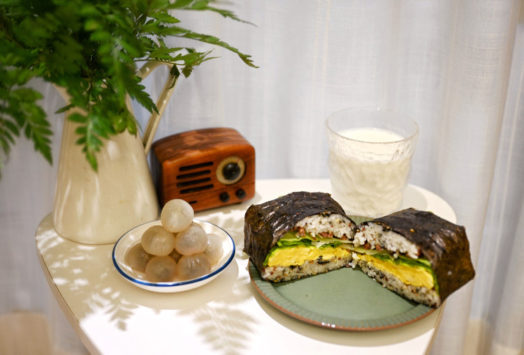 #家有小学生早餐打卡D667#牛肉滑蛋藜麦饭团、牛奶、龙眼。又是起不来的早晨，匆忙抓点米饭做个饭团。[捂脸][捂脸]图1