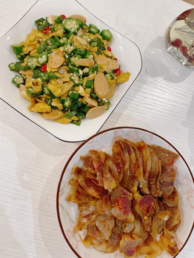 秋葵炒鸡蛋  还有麻辣味腊肠 家里带的存货..  ☆.。.:*・°☆.。.:*・°☆.。.:*・°☆.。.:*别指望所有的人都能懂你，因为萝卜白菜，各有所爱。你做了萝卜，自然就做不成青菜。图3