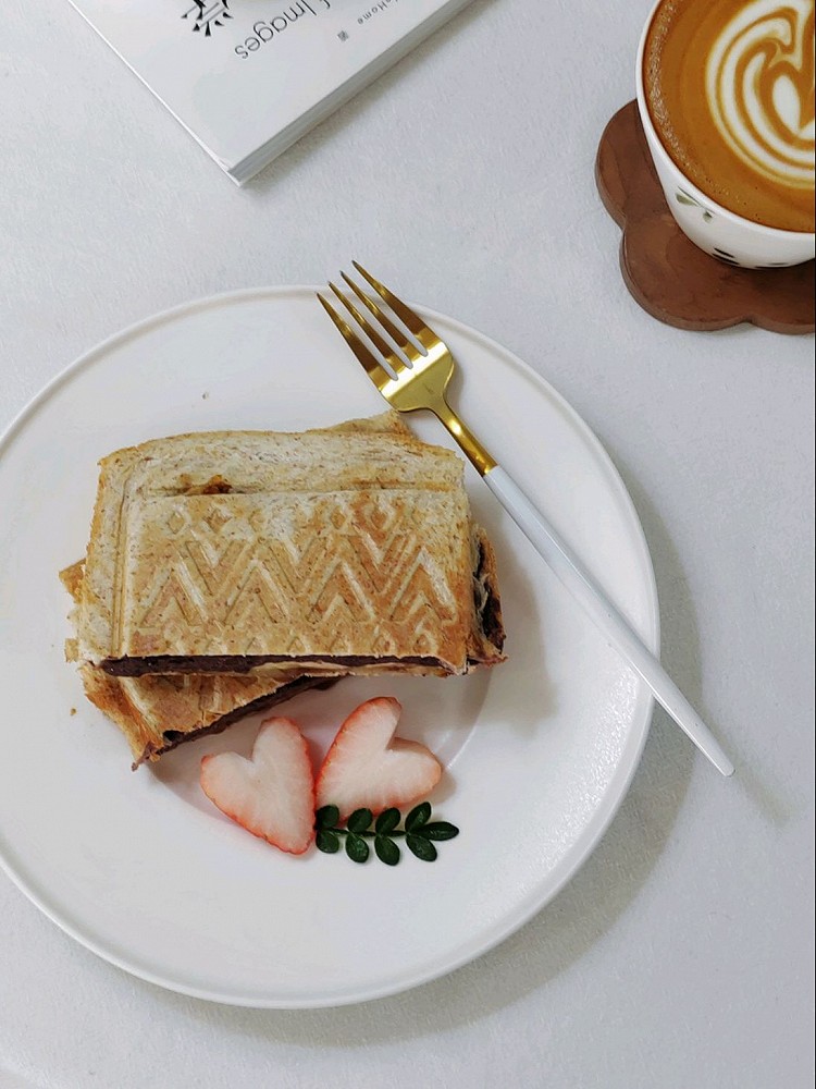 早餐🥣🥄：「红豆香蕉热压三明治」「草莓🍓」「红枣雪梨银耳汤」「咖啡☕」红豆香蕉真是绝配，太ai这组合了图4