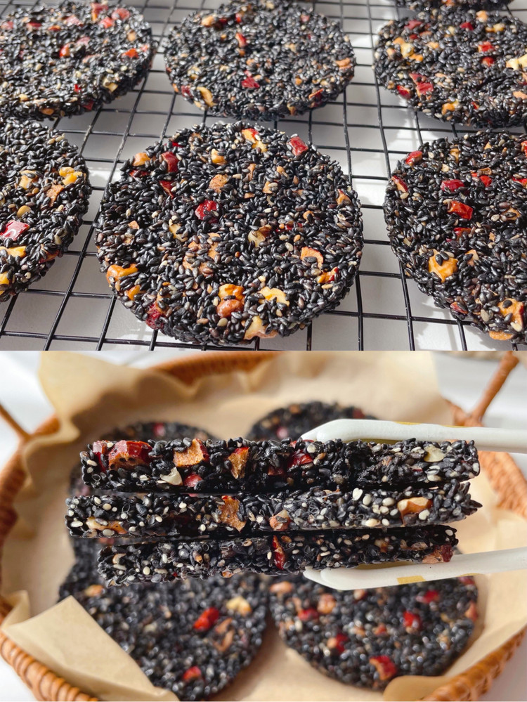 只需两步‼️黑发养颜、巨香脆｜红枣核桃芝麻饼图1