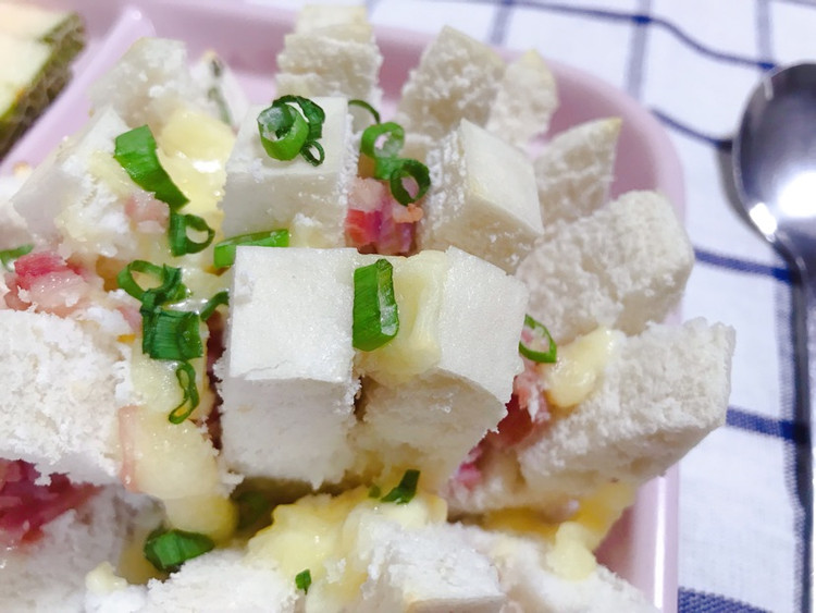 开饭啦开饭啦开花馒头、哈密瓜🍈牛奶🥛水果麦片开花馒头做法：馒头横着竖着各切几刀，底部不要切断，在馒头缝里依次放入培根碎、马苏里拉奶酪碎、香葱碎，烤箱预热两包度，烤10-15分钟图2