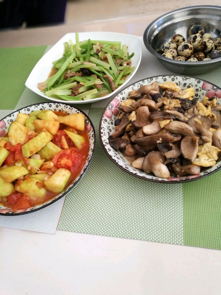 宅在家的各种饭食，炸了油条还有油炸糕，做了花胶鸡，烤了猪肉，图6