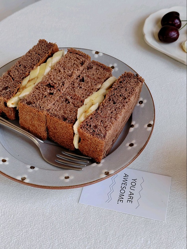 周末愉快！「巧克力香蕉吐司三明治🥪」「花朵蛋」「车厘子🍒」「咖啡☕」小杰同学放假回来啦！在学校魔术社团学了好多魔术，晚上回来表演给我们看（还真有模有样了），他准备再去考个魔术等级（找到喜欢的爱好也不错）图7