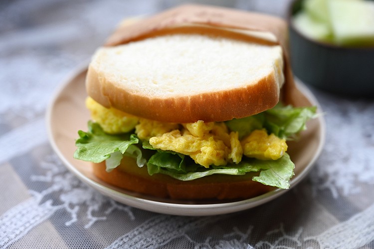 #家有学生早餐打卡D671#鸡蛋三明治🥪、蜜瓜、牛奶。最近偷懒没更新早餐，早餐每天做，偷懒没记录，被催更了。[捂脸][捂脸]那……就勤快点吧～图2