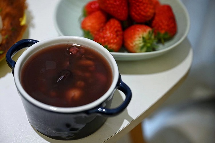 #家有学生餐打卡D669#芹菜鲜肉煎饺、腊八粥、草莓🍓。过了腊八就是年。喝碗腊八粥，2022事事“粥”全。图2